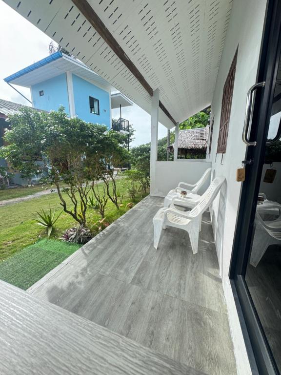 Taman di luar Baan phuwamin