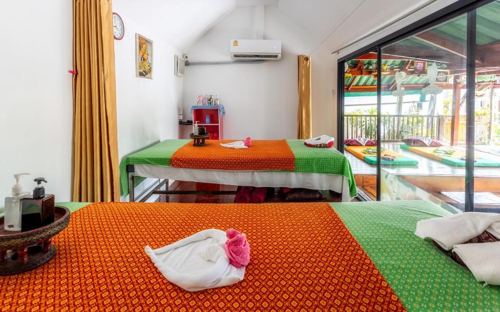 The Expat Hotel Patong - Resim 13