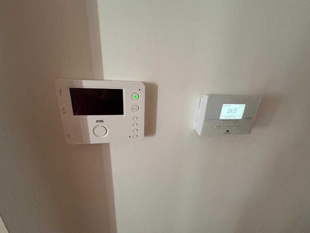 Apartment في La Celle-sous-Gouzon: نظام ألعاب فيديو على الحائط بجوار صندوق