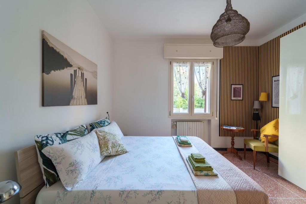 Un dormitorio con una cama y una sala de estar. en Casa Alderotti, en Bolonia