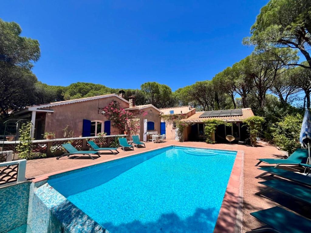 une villa avec piscine devant une maison dans l'établissement L'Esbadaia, à Saint-Raphaël