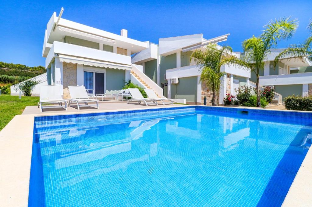 The swimming pool at or close to Villa Baycasa