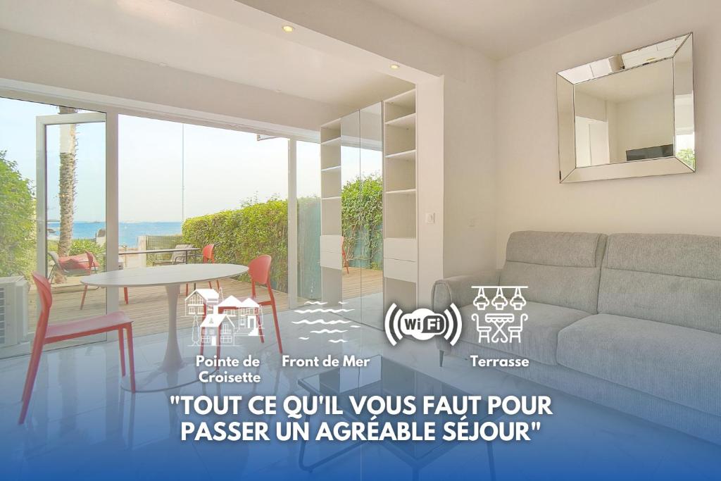 - un salon avec un canapé et une table dans l'établissement Le Cali - Front de mer - Palm Beach - VCA, à Cannes