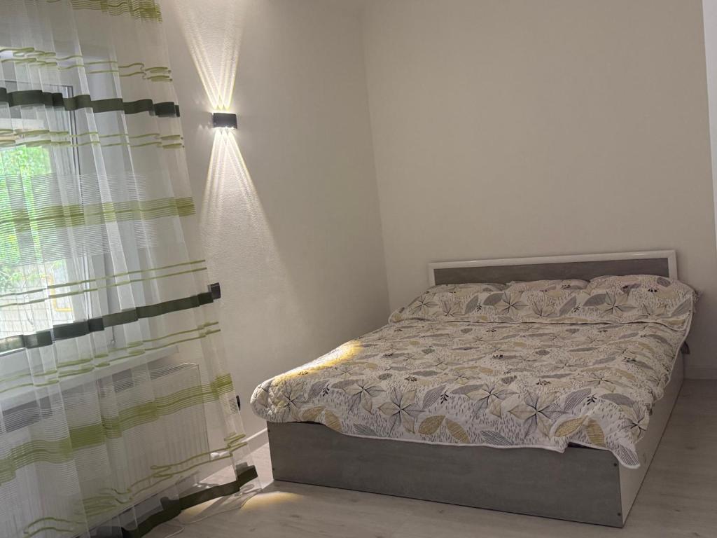 Postel nebo postele na pokoji v ubytování Vila ,Квартира на земле с террасой