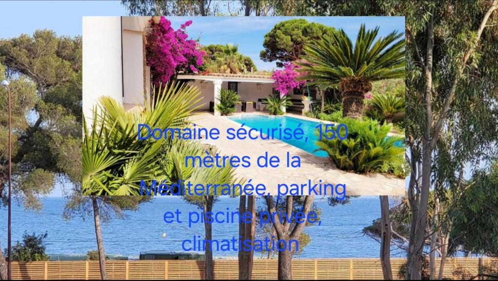 un panneau devant une maison au bord de l'eau dans l'établissement Villa Provençale â Sainte Maxime, Golf de Saint Tropez, à Sainte-Maxime