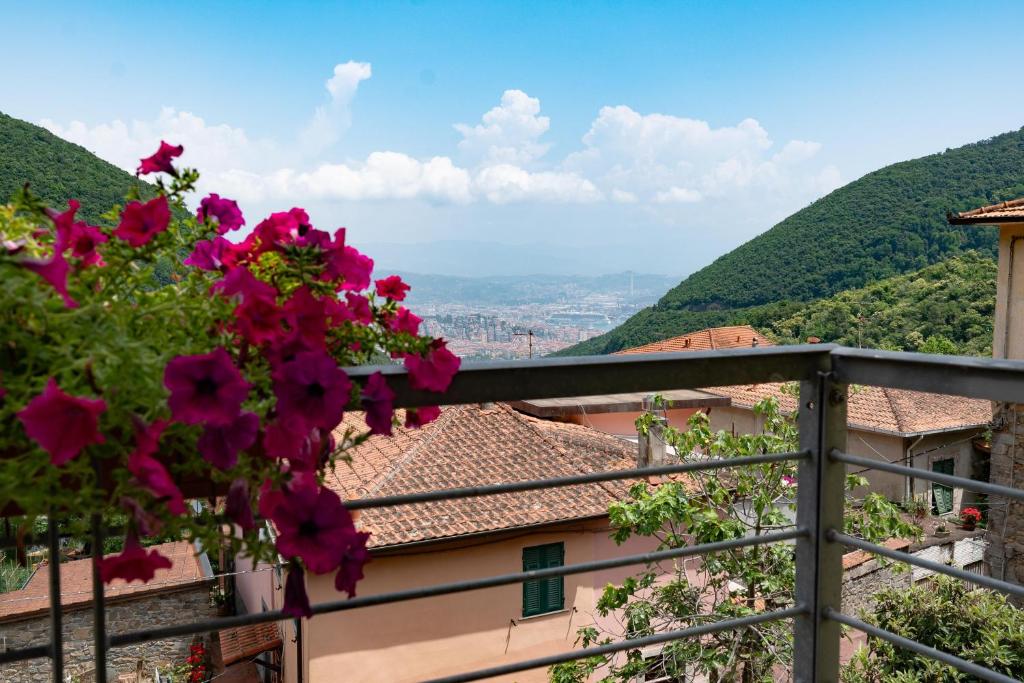 Blick vom Balkon eines Gebäudes mit Blumen in der Unterkunft Alba apartments in Biassa
