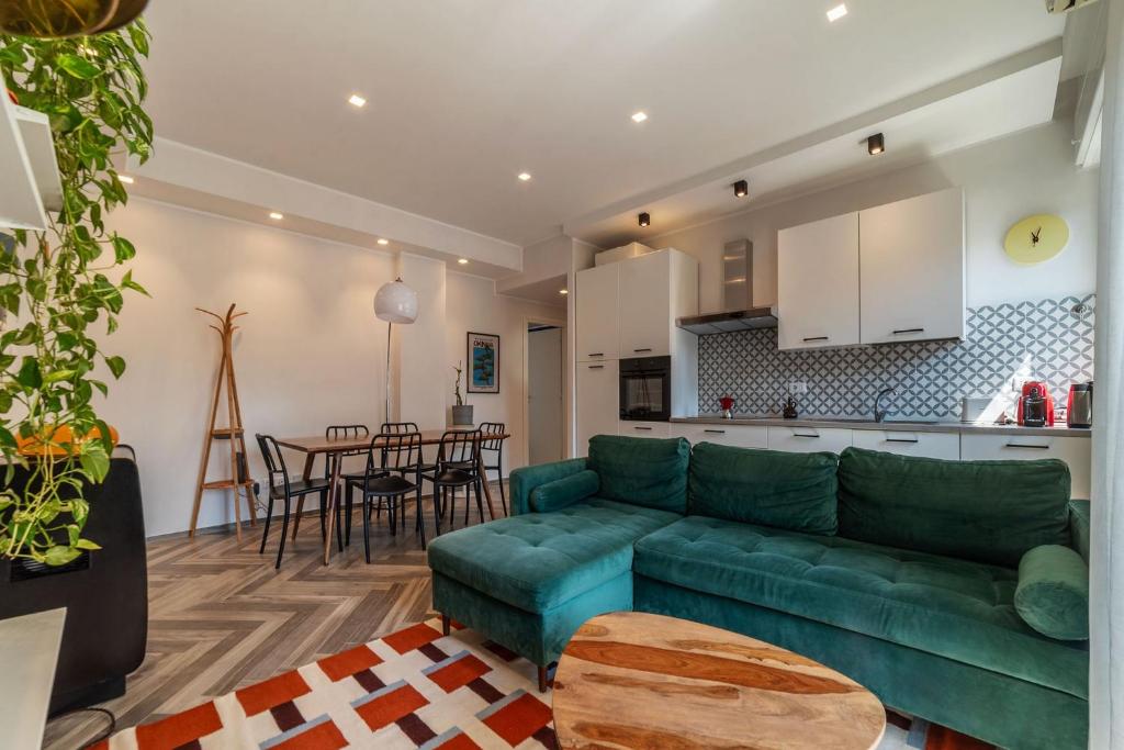 GuestHost - Colorful Apt in Vintage-Modern Style
