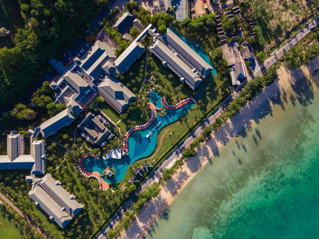 功孟海滩Sofitel Krabi Phokeethra Golf and Spa Resort的海边度假村的鸟瞰图