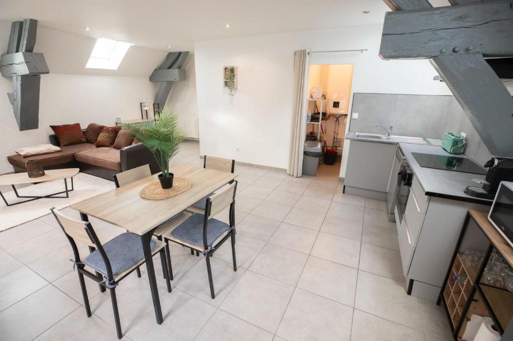 Kuchyň nebo kuchyňský kout v ubytování Appartement spacieux et lumineux