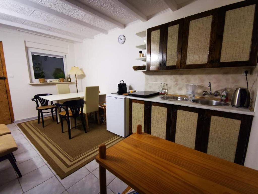 een keuken en een woonkamer met een tafel en een aanrecht bij Lipowa 6 Łagów Lubuski in Łagów