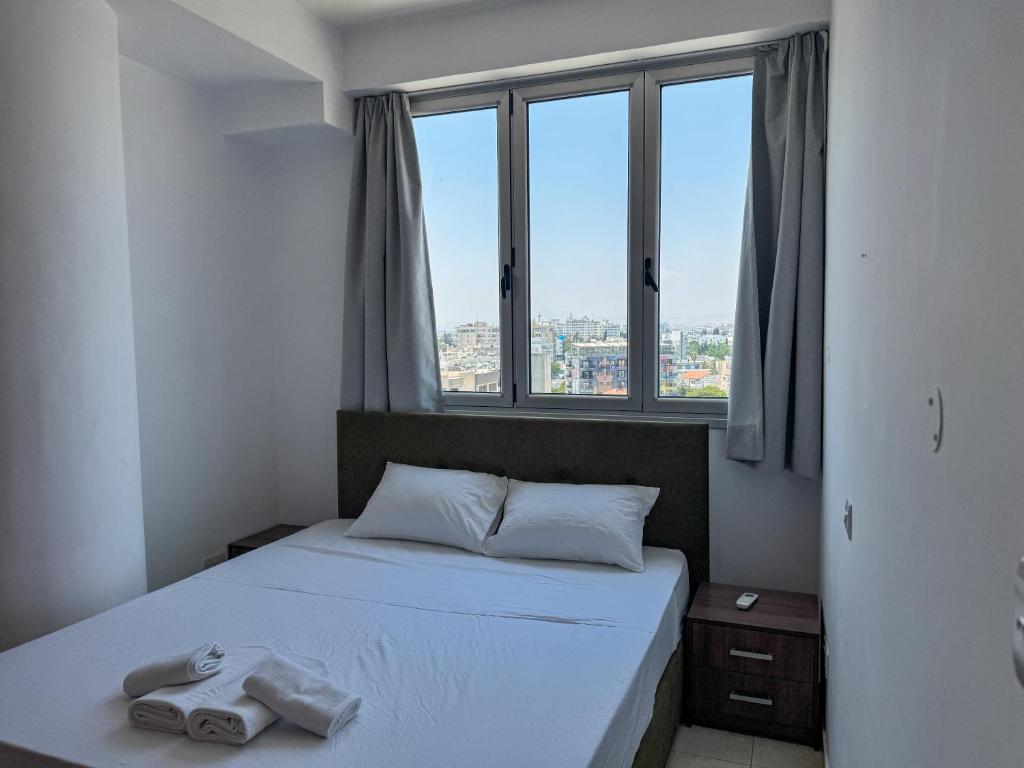 Un dormitorio con una cama con dos toallas encima. en Sea View City Beach Apartment, en Lárnaca