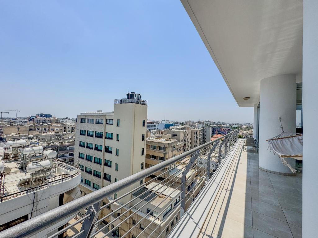 ラルナカにあるSea View City Beach Apartmentの街の景色を望むバルコニー