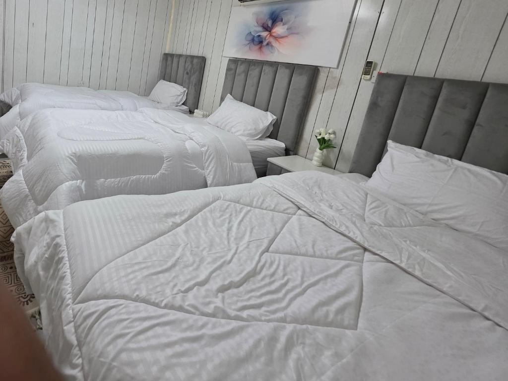 Postel nebo postele na pokoji v ubytování استراحة دار العين