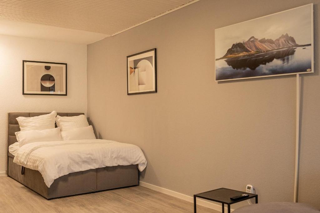 a bedroom with a bed and a painting on the wall at Haus Finkwarder 4 in Westerdeichstrich