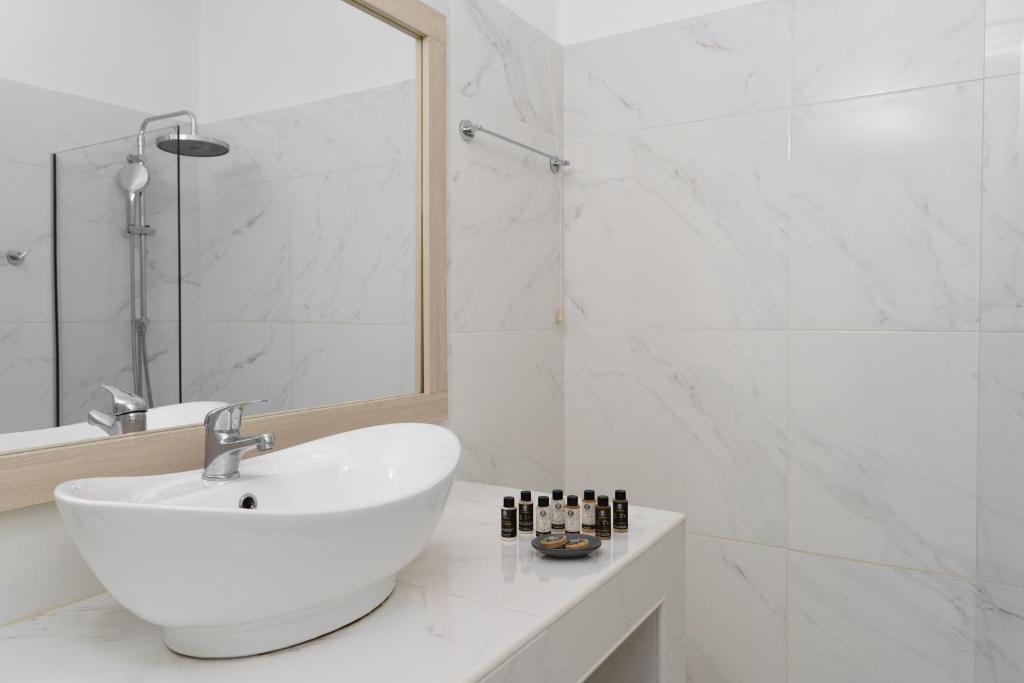 Mr and Mrs White Tinos - 2