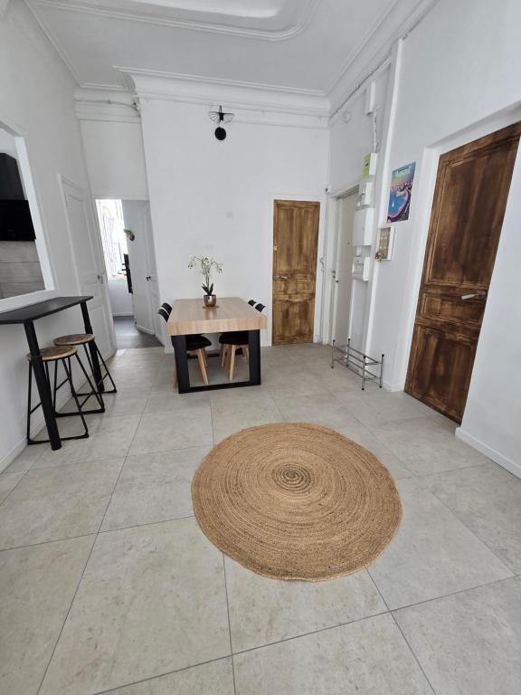 - un salon avec une table et un tapis au sol dans l'établissement Charmant T3 à Marseille-Joliette, à Marseille