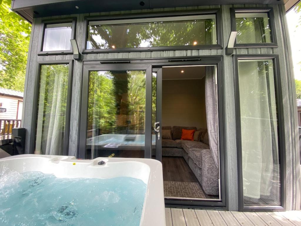 Kawasan patio atau luaran di V17 - Rivers Edge with Hot Tub