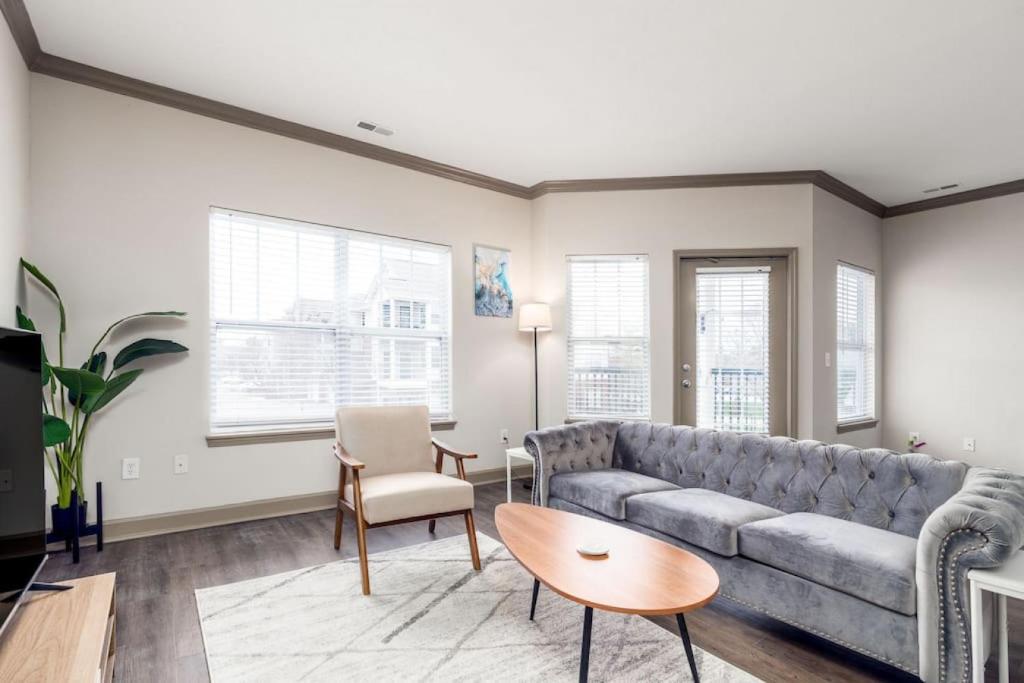 インディアナポリスにあるAffordable 1-Bedroom Apartment Keystoneのソファとテーブルのあるリビングルーム