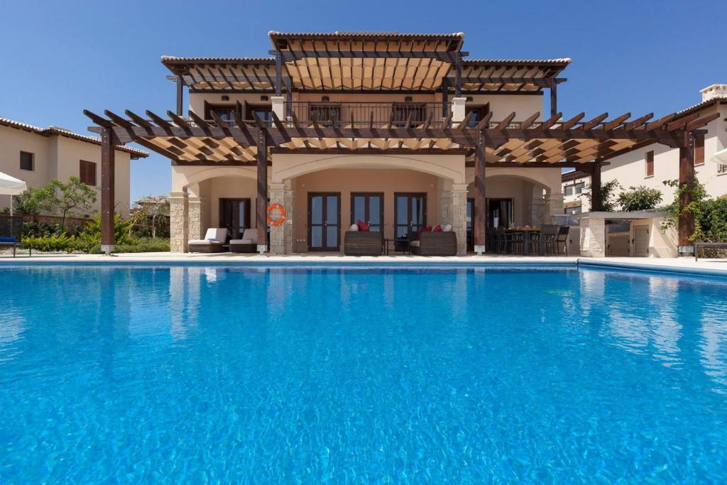 una gran piscina frente a una casa en Aphrodite Hills Mythos Collection Villa Iris Private Pool Sea View 5 Bedrooms Paphos, en Paphos