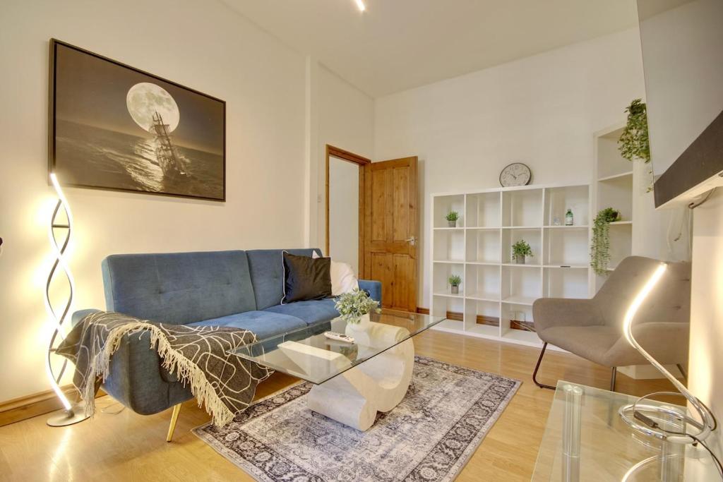 Χώρος καθιστικού στο Charming 2Bedroom Apartment with Private Garden