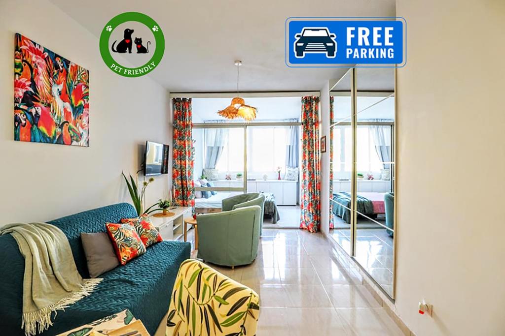 Tropical Holiday Apartment - Parking, WiFi, AC
