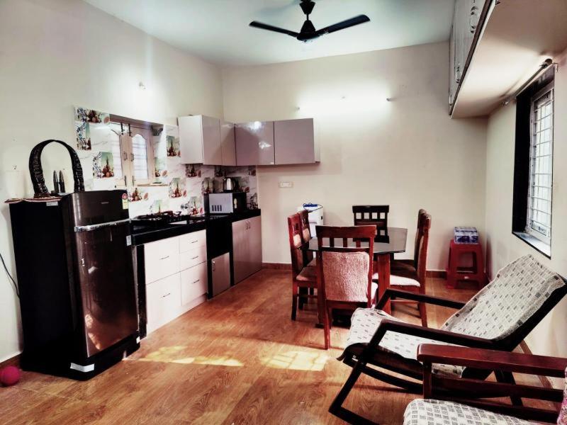 Köök või kööginurk majutusasutuses Svasti FarmsPoolBBQACBonfireKids Garden