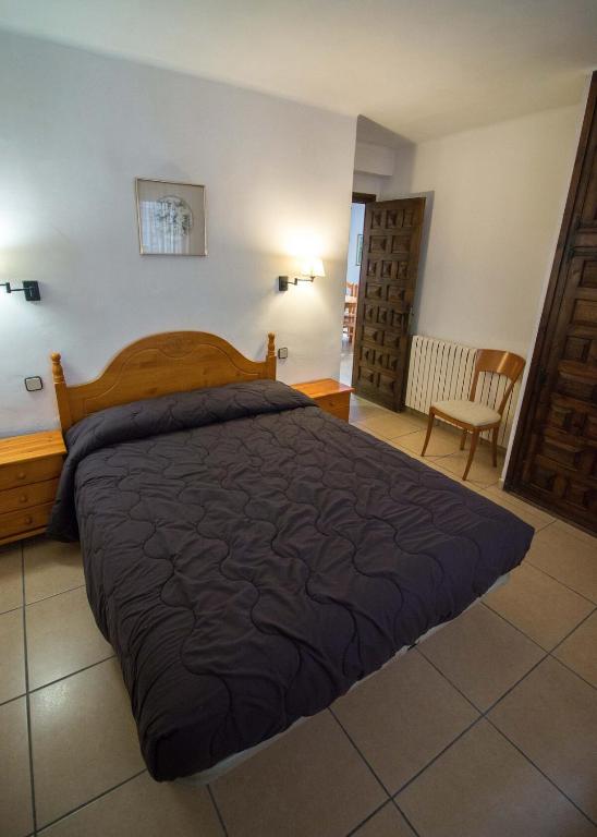 a bedroom with a large bed in a room at Casa Saura Z in Benasque