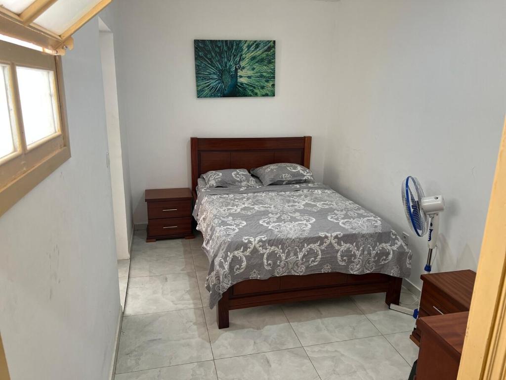 Un dormitorio con una cama y un cuadro en la pared. en Casa Ida 1 Tarrafal Cabo Verde, en Tarrafal