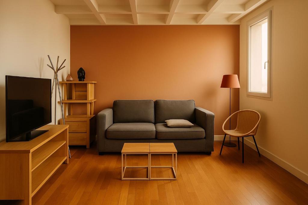 un salon avec un canapé et une télévision dans l'établissement Home Sweet Home Champs Elysées Niel, à Paris