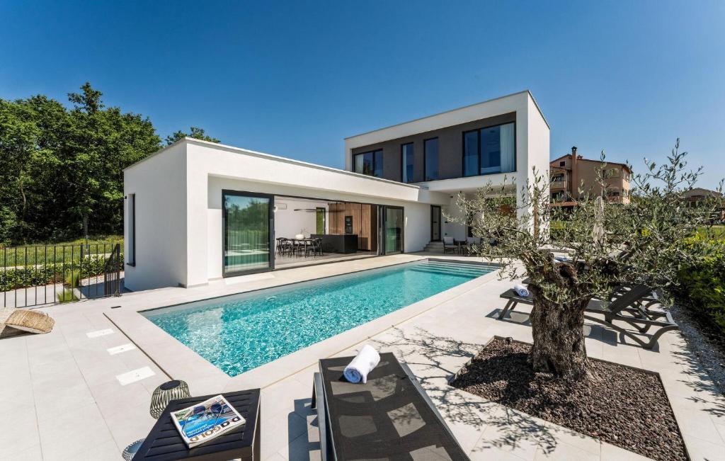 una piscina en el patio trasero de una casa en Villa Karbula, en Poreč