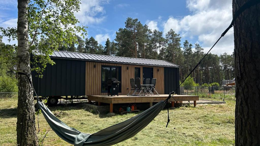 ジブヌフにあるRogaty Domek nad Bałtykiemの小さな家の前のハンモック