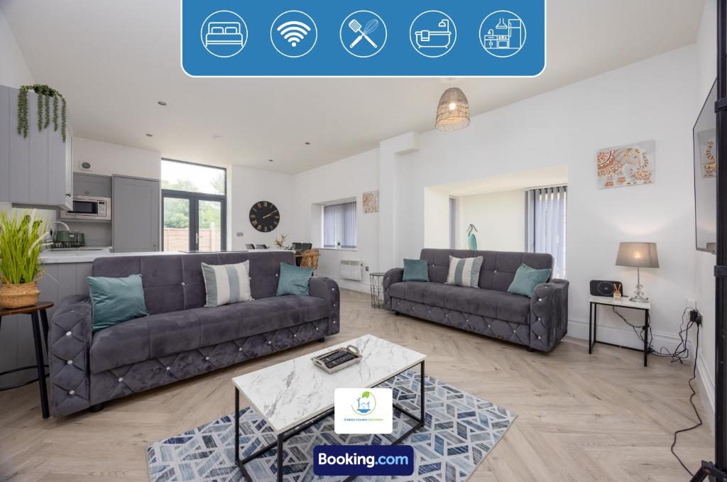 Una sala de estar con dos sofás y una mesa. en 2 Bedroom Apartment By Green Haven Escapes Short Lets & Serviced Accommodation In Leeds with Free WiFi & Parking, en Farnley