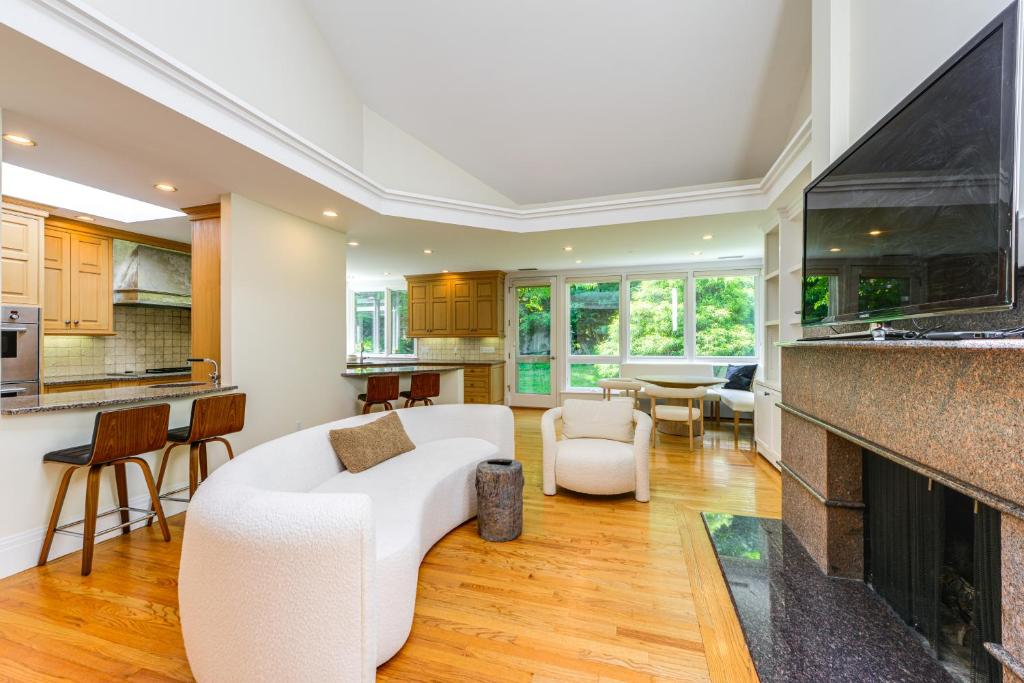 Kuchyň nebo kuchyňský kout v ubytování 18 Mi to Boston - Stylish Unit in Upscale Enclave!