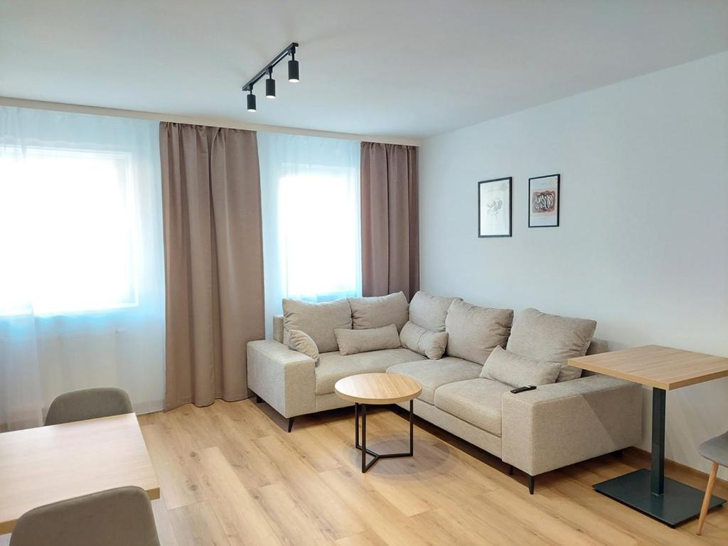 un soggiorno con un divano e un tavolo di Apartament dwuosobowy A07 w Welle a Grzybowo