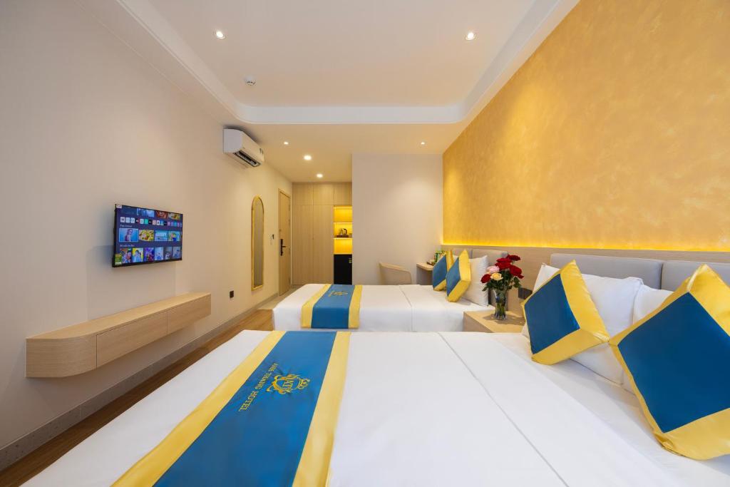 a hotel room with two beds and a tv at Anh Thắng Hotel in Phu Quoc
