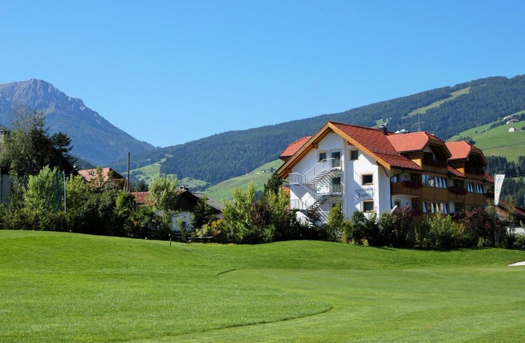 Nespecifikovaný výhled na hory nebo výhled na hory při pohledu z aparthotelu
