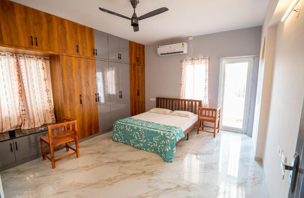 Postel nebo postele na pokoji v ubytování Golden Crest Service Apartments