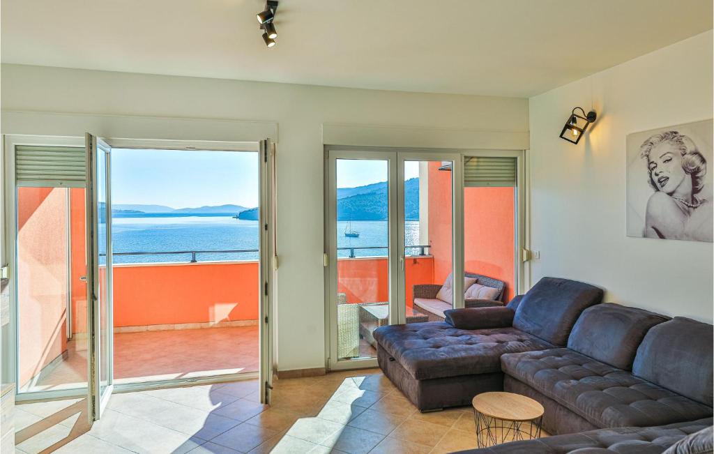 un salon avec un canapé et une vue sur l'océan dans l'établissement 3 Bedroom Lovely Apartment In Marina, à Marina