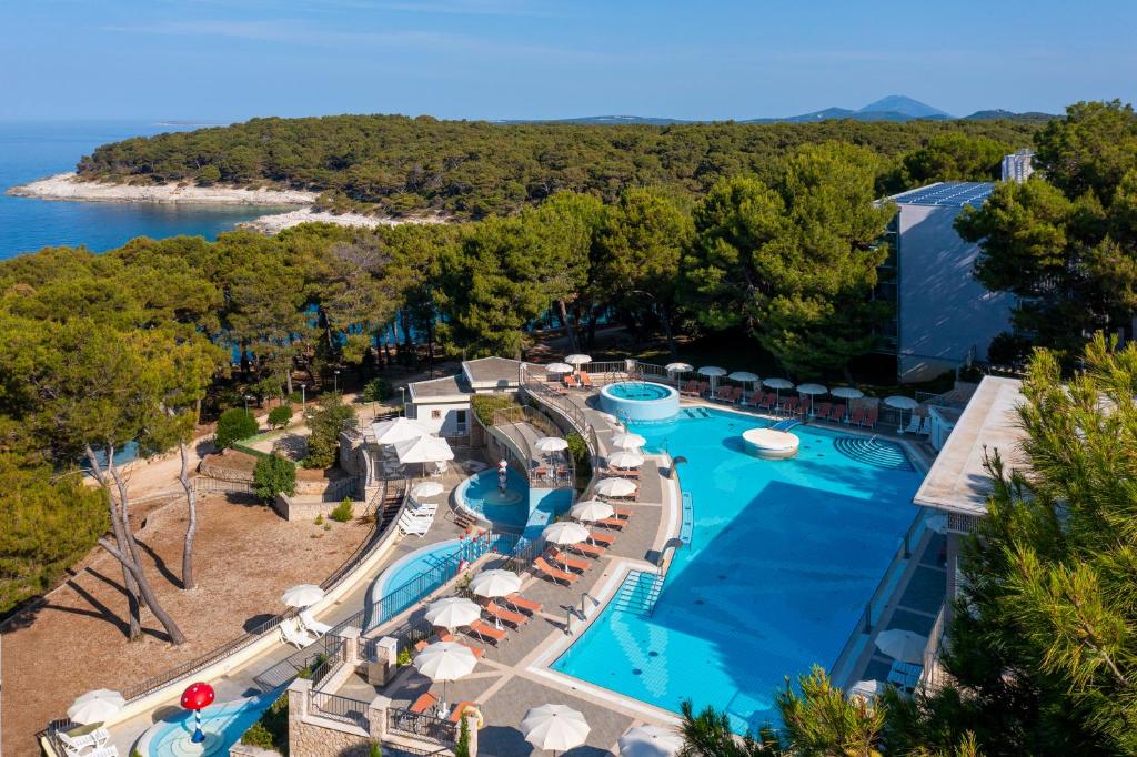 an aerial view of the pool at the resort at Family Hotel Vespera in Mali Lošinj