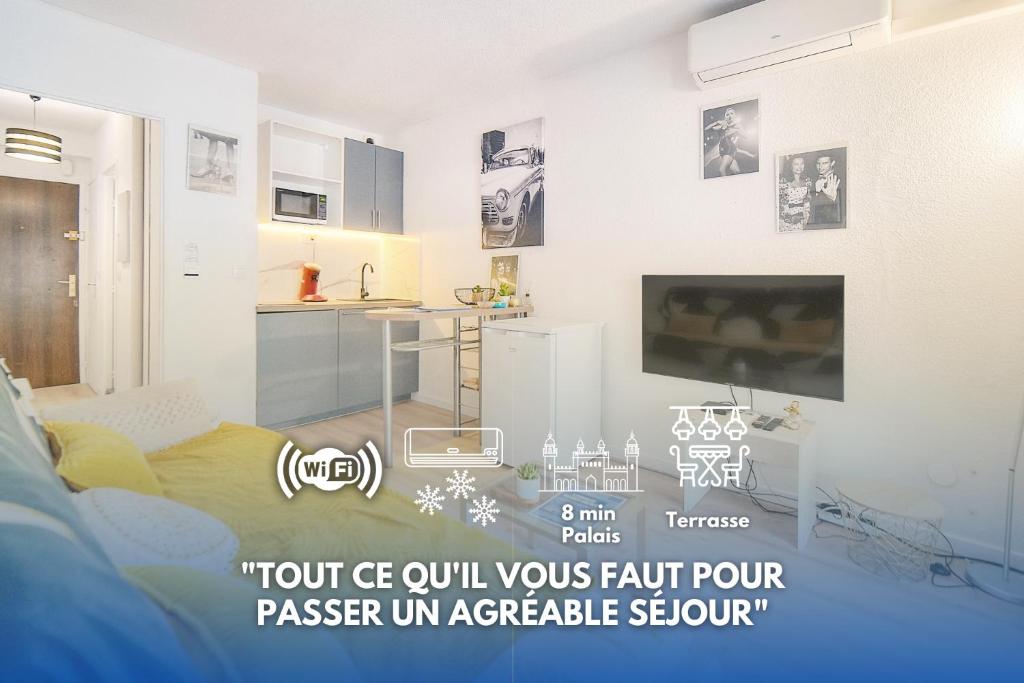 un salon avec une télévision et une cuisine dans l'établissement Le Kate-500m Plage-Terrasse Verrière Côte d’Azur, à Cannes