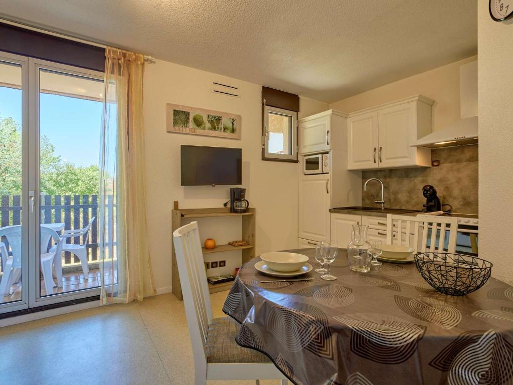 Η κουζίνα ή μικρή κουζίνα στο T2 lumineux avec balcon à Barbotan, parking et Wifi gratuit - FR-1-841-12