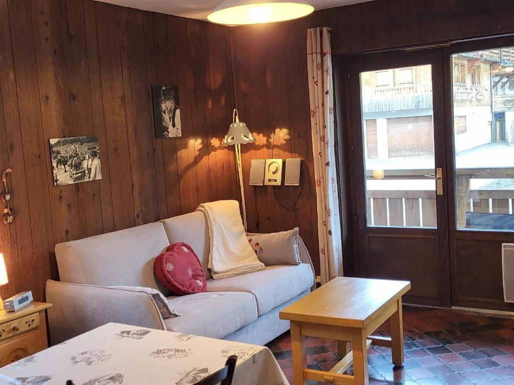 un salon avec un canapé et une table dans l'établissement Appartement idéal 4-5 pers. près des pistes - Le Chinaillon - FR-1-467-79, au Grand-Bornand
