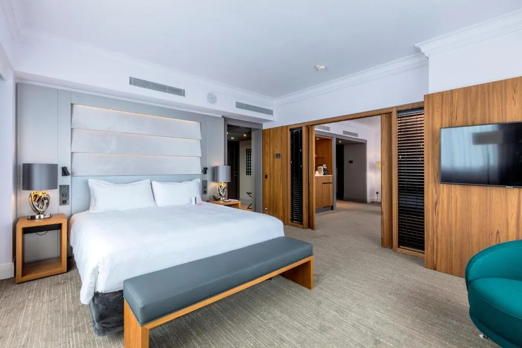 Panorama Corner Suite