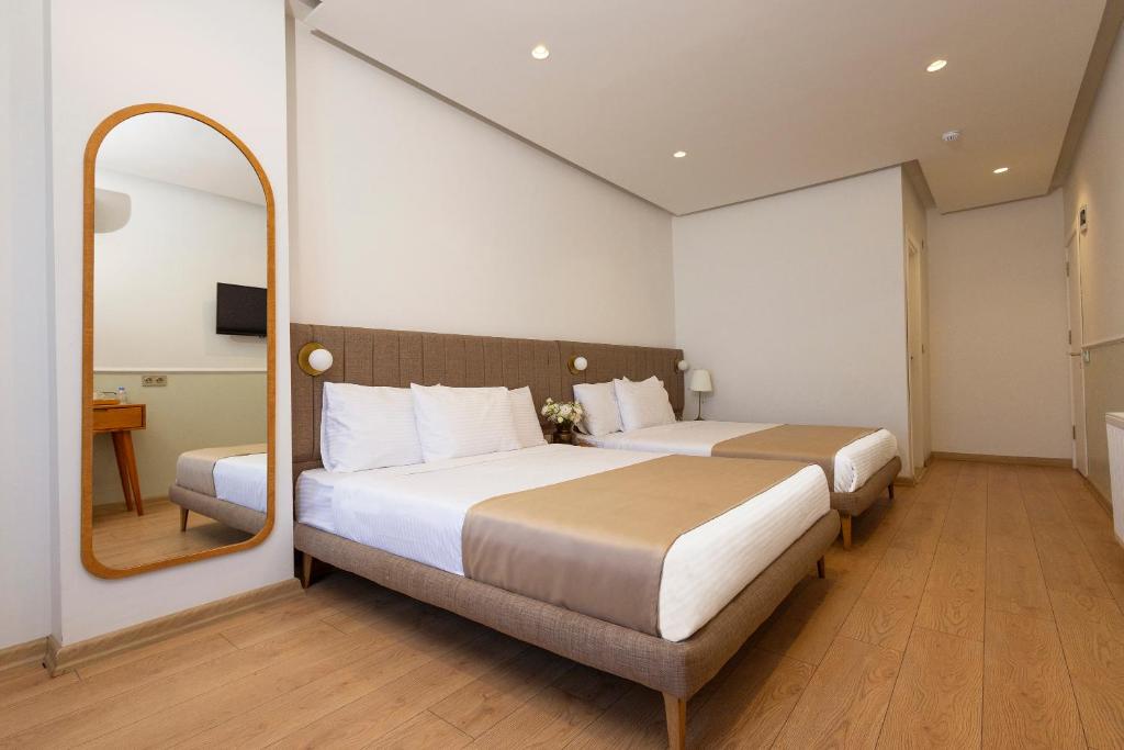 Postel nebo postele na pokoji v ubytování Meshk Airport Hotel