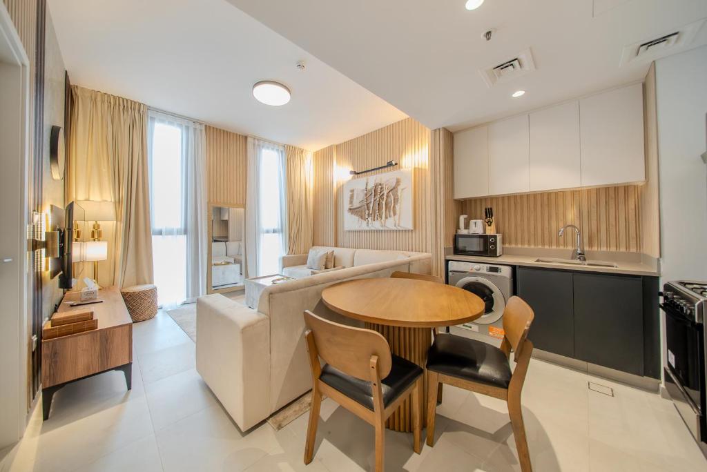 Η κουζίνα ή μικρή κουζίνα στο 1BR Aljada Apartment in Sharjah