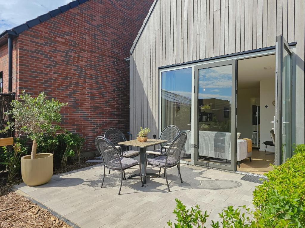 a patio with a table and chairs and a building at Vakantiehuis Domburg DO60 in Domburg