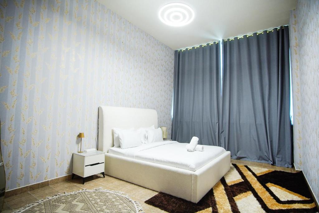 Ένα ή περισσότερα κρεβάτια σε δωμάτιο στο High Class 1bhk Business bay Marasi Drive Dubai