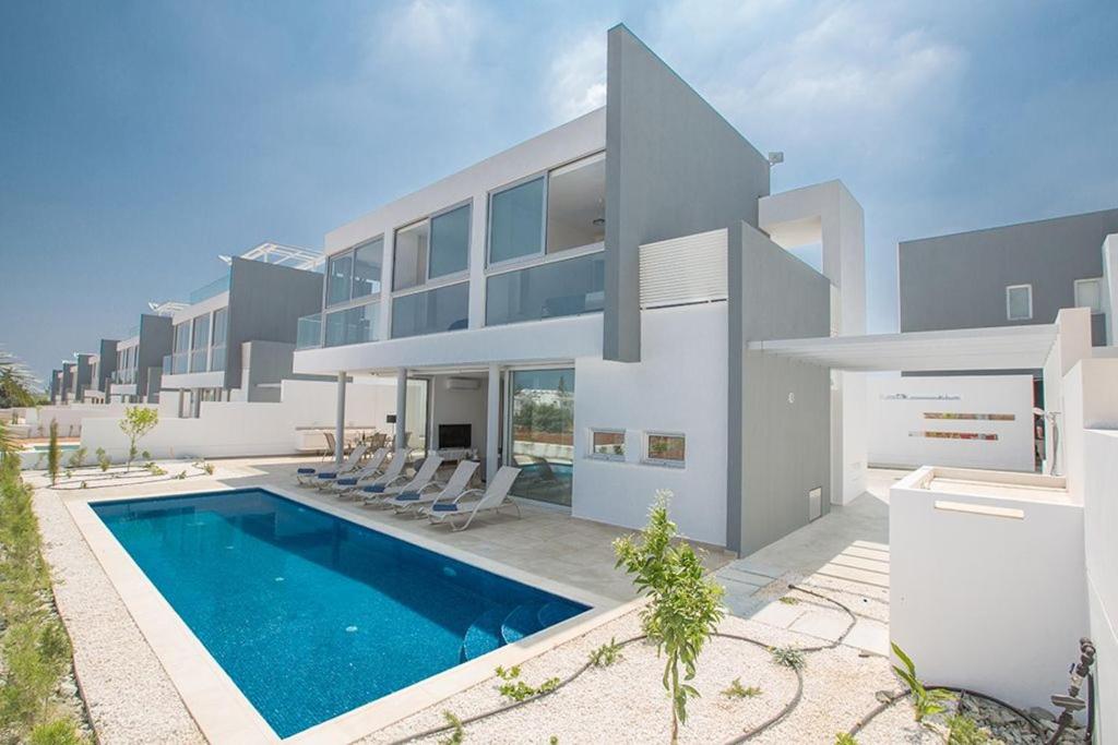 ein Bild von einem Haus mit einem Swimmingpool in der Unterkunft Villa Manta Platina - Brand New Luxury 3 Bedroom Protaras Villa in Protaras