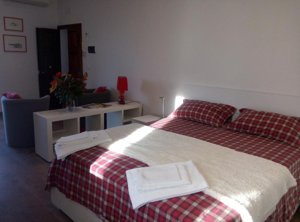 カスティリオーネ・デル・ラーゴにあるAscanio Appartamentiのベッドルーム1室(ベッド1台、タオル2枚付)