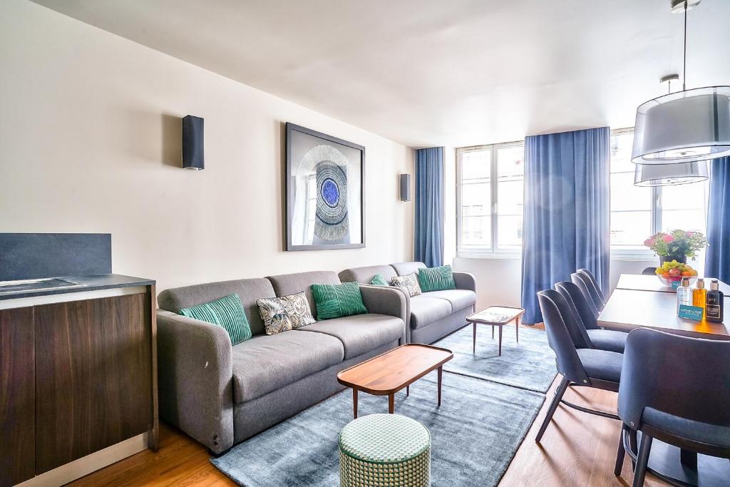 un salon avec un canapé et une table dans l'établissement 132 - Urban Beautiful Montorgueil, à Paris